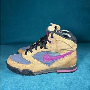 Size 7.5Women  - Nike Vintage Caldera boots